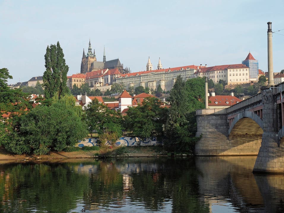 Blick von der Moldau Richtung Prager Kleinseite, darüber auf dem Hradschin die Burg, mit dem Sitz des Staatspräsidenten, und der Veitsdom, Krönungsstätte böhmischer Könige.