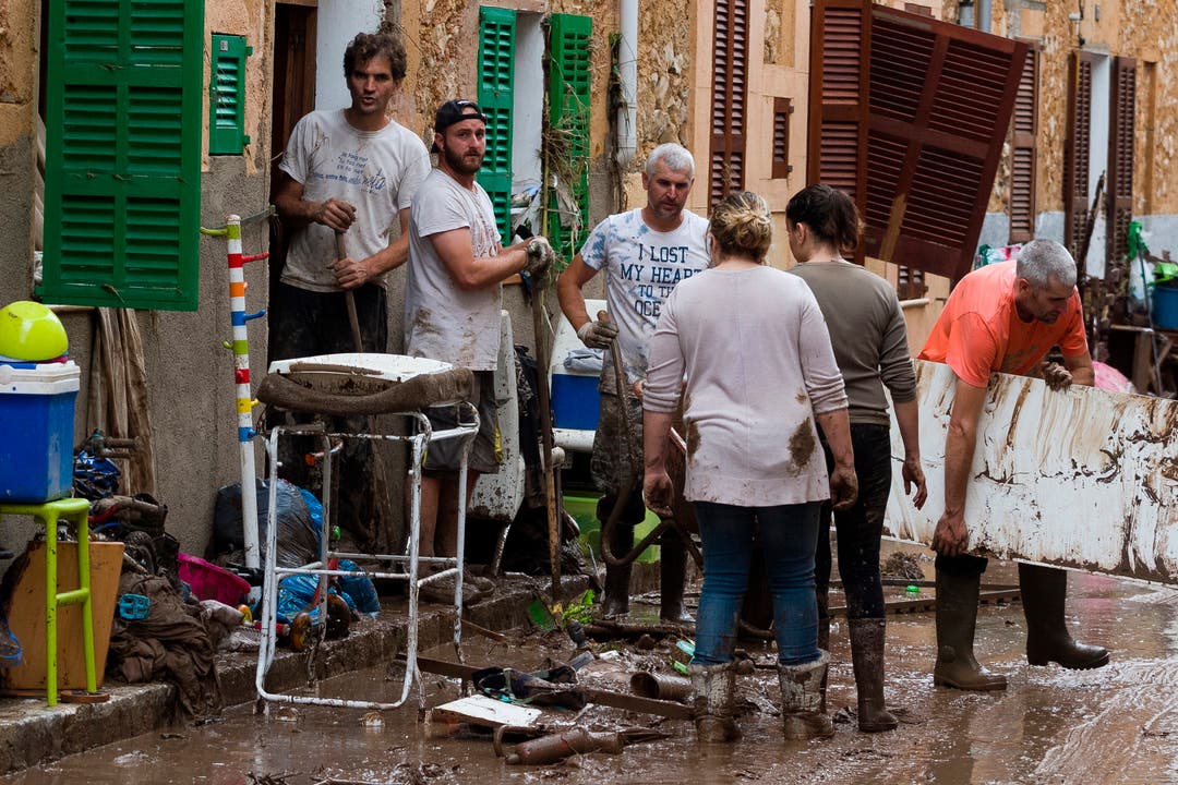 Bewohner putzen ihre Häuser. (Bild: AP Photo/Francisco Ubilla)