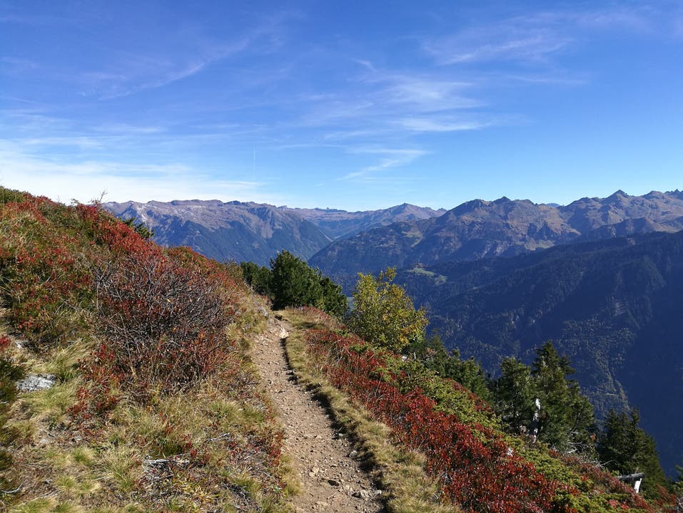 Auf der Panoramawanderung zum Chnügrat (1880 m) geniesst man die herrliche Aussicht auf die Berge und die schönen Farben des Herbstes. (Bild: Urs Gutfleisch)