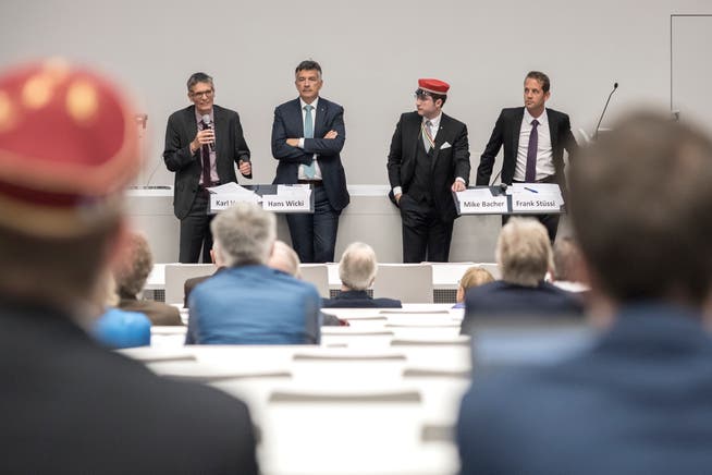 An der Podiumsdiskussion der Uni Luzern diskutierten Nationalrat Karl Vogler, Ständerat Hans Wicki, Mike Bacher (Moderation) und Weko-Vizedirektor Frank Stüssi (von links). (Bild: Pius Amrein, 9. Oktober 2018)