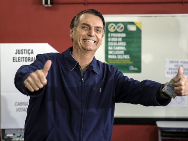Zweieinhalb Wochen vor der Stichwahl in Brasilien sehen Meinungsforscher den rechtspopulistischen Präsidentschaftskandidaten Jair Bolsonaro deutlich im Vorteil. (Bild: KEYSTONE/EPA EFE/ANTONIO LACERDA)