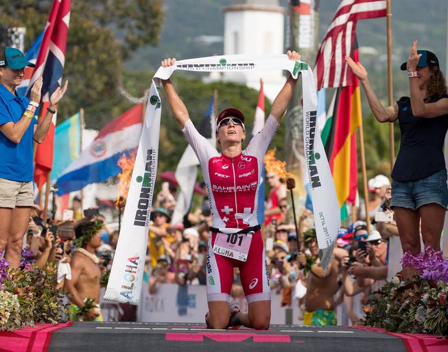 Daniela Ryf nach ihrem dritten Ironman-Sieg auf Hawaii. (Bild: Bruce Omori/EPA (Kailua-Kona, 14. Oktober 2017))