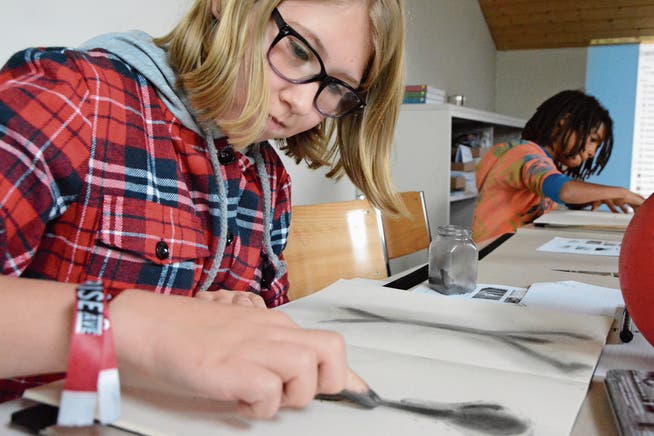 Graphit an den Fingern: eine Teilnehmerin von «Dein erstes Skizzenheft» bei Workshopleiter Fredi Bissegger. (Bild: Mathias Frei)
