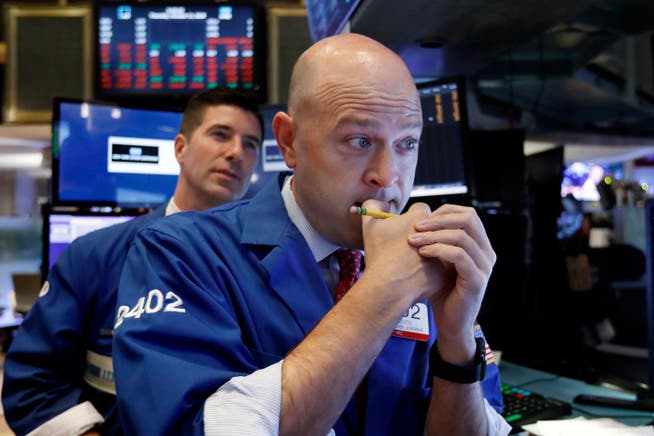 Börsenspezialisten beobachten besorgt die Entwicklung der Aktienkurse. (Bild: Richard Drew/AP Photo, New York, 11. Oktober 2018)