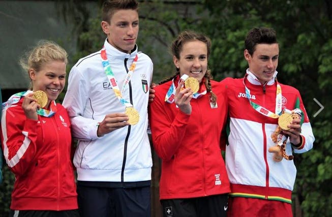 Die Zürcherin Anja Weber (Dritte von links) hat im Triathlon Mixed Staffel Gold gewonnen (Bild: Facebook Swiss Olympic Team/Manuel Lopez/Adrian Goetschi)
