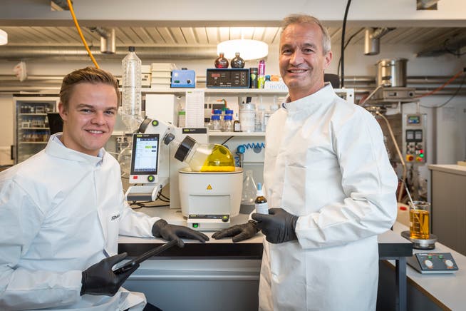 Mivital-Gründer Daniel Strasser (rechts) und sein Sohn Florian Strasser an der Forschungsarbeit. (Bild: Hanspeter Schiess (St. Gallen, 1. Juni 2018))