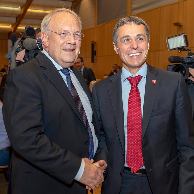 Die Bundesräte Johann Schneider-Ammann (links) und Ignazio Cassis (rechts) an der Delegiertenversammlung der Freisinnig-Demokratischen Partei der Schweiz. (Bild: KEYSTONE/Georgios Kefalas (Pratteln, 29. September 2018))