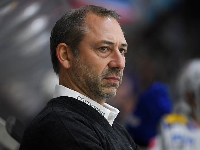 Klotens Cheftrainer Andre Rötheli blickt nicht sehr glücklich in die Welt (Bild: KEYSTONE/GIAN EHRENZELLER)