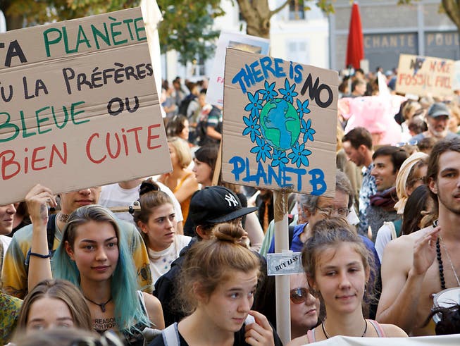 Bei 24 Grad im Oktober für Massnahmen gegen die Klimaerwärmung: Tausende demonstrieren am Samstag in Genf. (Bild: KEYSTONE/SALVATORE DI NOLFI)