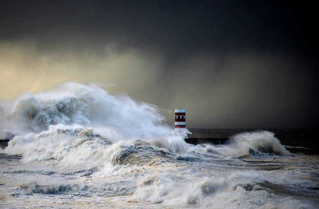 Bereits im Februar 2014 wurde die portugiesische Küste - im Bild Porto - von einem starken Sturm heimgesucht. Nun bahnt sich mit «Leslie» erneut ein schwerer Orkan an. (Symbolbild: AP Photo/Paulo Duarte)