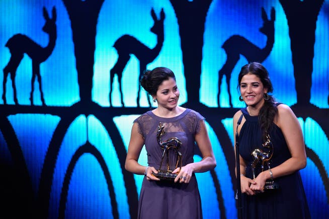 Die Schwestern Yusra and Sarah Mardini (rechts) werden an der Bambi-Verleihung als «Stille Helden» ausgezeichnet. (Bild: Alexander Koerner/Getty (Berlin, 17. November 2016))
