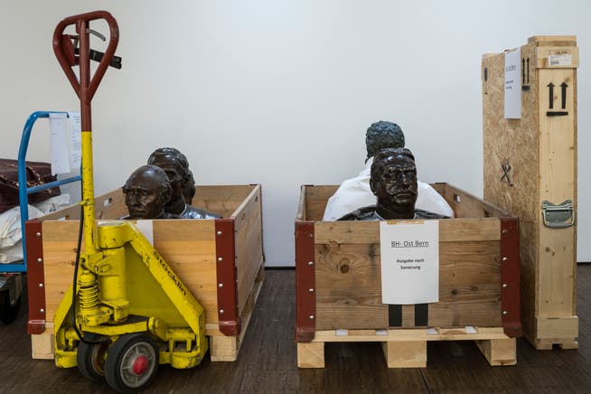 Skulpturen aus der Kunstsammlung des Bundes, die insgesamt 21 000 Objekte umfasst. Die Lagerung von Kunst wird immer mehr zum Problem. (Bild: Alessandro della Valle/Keystone)