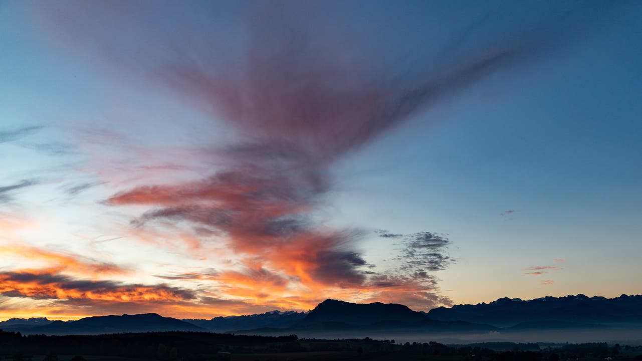 Sonnenaufgang mit Blick Richtung Rigi. (Bild: Stefan Kunz (Hohenrain, 12. Oktober 2018)