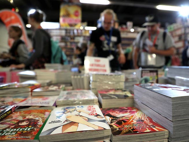 Die Frankfurter Buchmesse wurde am ersten Publikumstag am Samstag von Besucherinnen und Besuchern überrannt. (Bild: KEYSTONE/EPA/FRIEDEMANN VOGEL)
