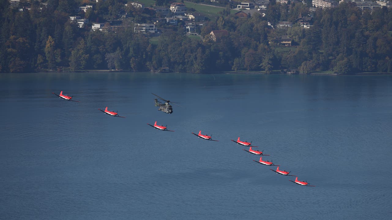 Die 35-minütige Flugschau über dem Seebecken wusste zu begeistern. (Bild: Peter Vonwil, Luzern, 13. Oktober 2018)