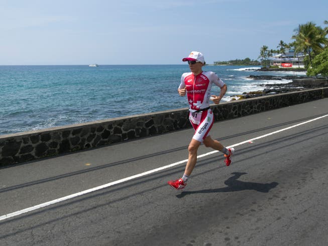 Daniela Ryf im Vorjahr bei ihrem dritten Triumph auf den ersten Marathon-Kilometern der Ironman-WM auf Hawaii (Bild: KEYSTONE/FRE132414 AP/MARCO GARCIA)