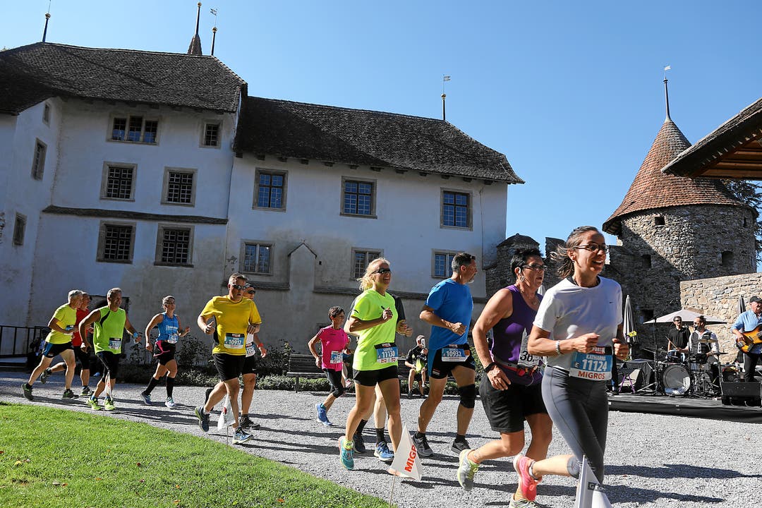 Zum ersten Mal startet der Lauf über zehn Kilometer beim Schloss Hallwyl. (Bild: Andy Mettler/Swiss Image)