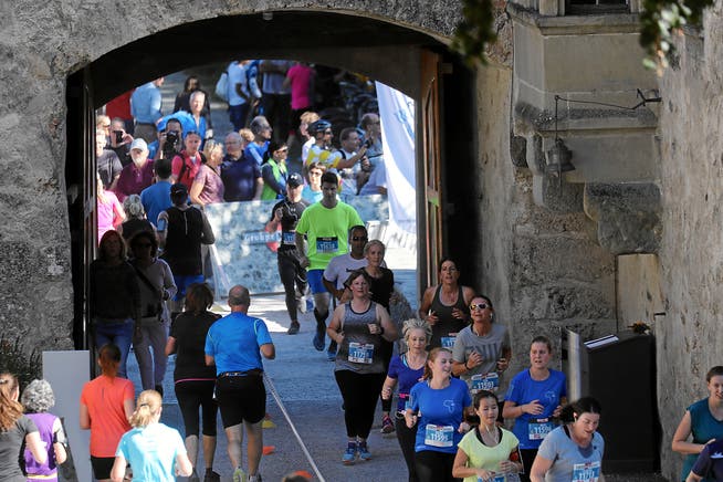 Die Läufer rennen durch die Schlosspassage beim Schloss Hallwyl. (Bild: Andy Mettler/Swiss Image)