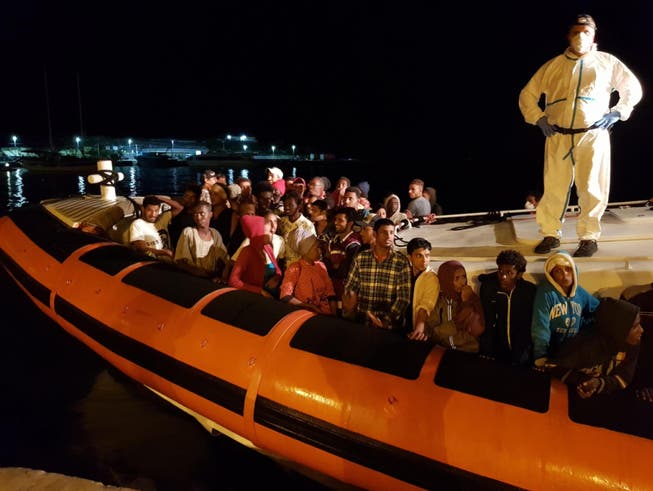 Nach etwa 35 Stunden Fahrt erreichen 70 Flüchtlinge den Hafen von Lampedusa. (Bild: KEYSTONE/EPA ANSA/ELIO DESIDERIO)