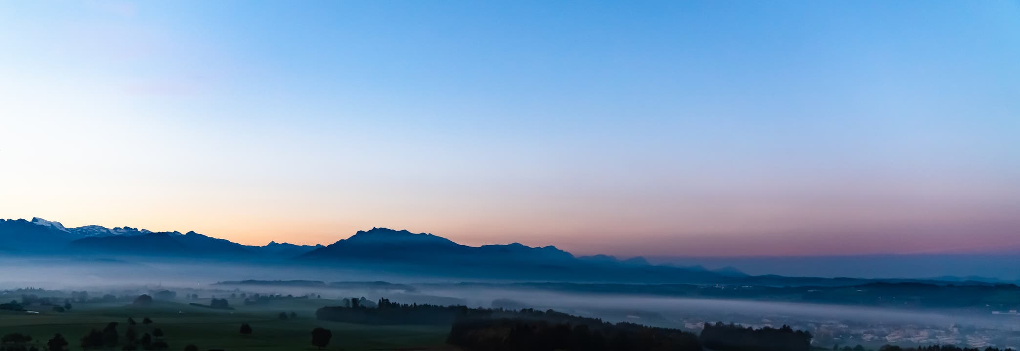 Kurz vor dem Sonnenaufgang in Hohenrain mit Blick in Richtung Rigi. (Bild: Stefan Kunz (Hohenrain, 12. Oktober 2018))