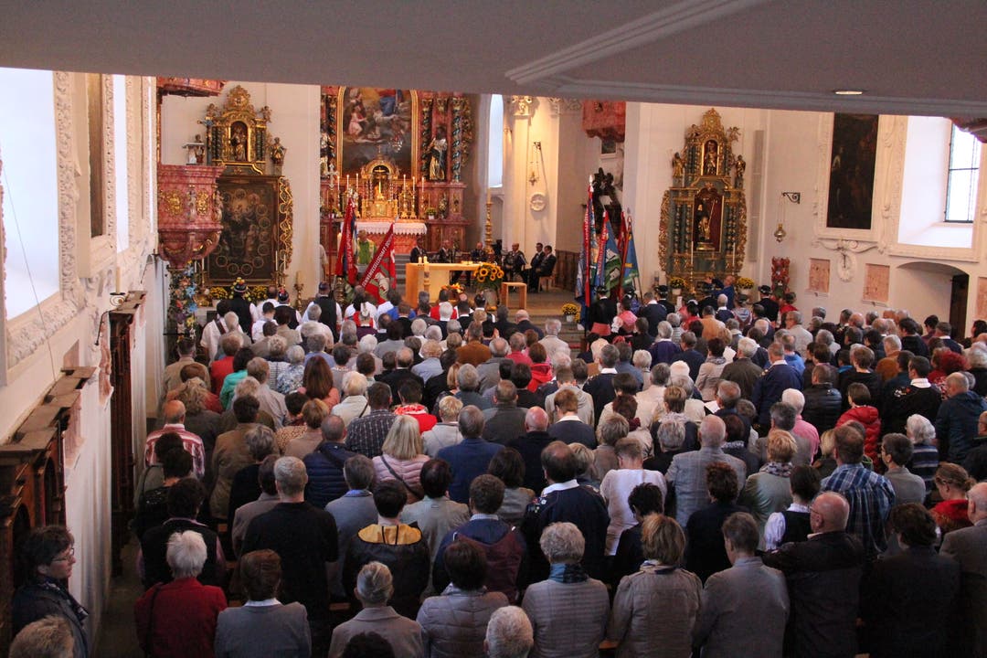 Die Kirche war bei der feierlichen Messe bis auf den letzten Platz besetzt. (Bild: Paul Gwerder, Bürglen, 14. Oktober 2018)