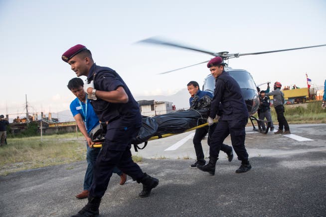 Nepalesische Bergretter und Polizisten beim Abtransport der geborgenen Todesopfer. (Bild: Narendra Shrestha/EPA (Kathmandu, 14. Oktober 2018))
