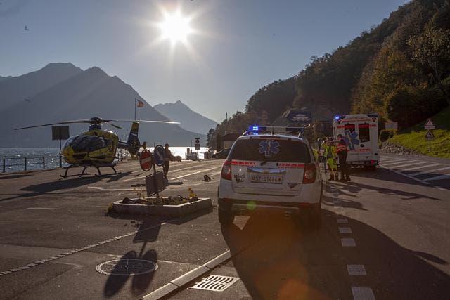 Der Einsatz der Rettungskräfte. (Bild: Geri Holdener, Bote der Urschweiz (Gersau, 14. Oktober 2018))