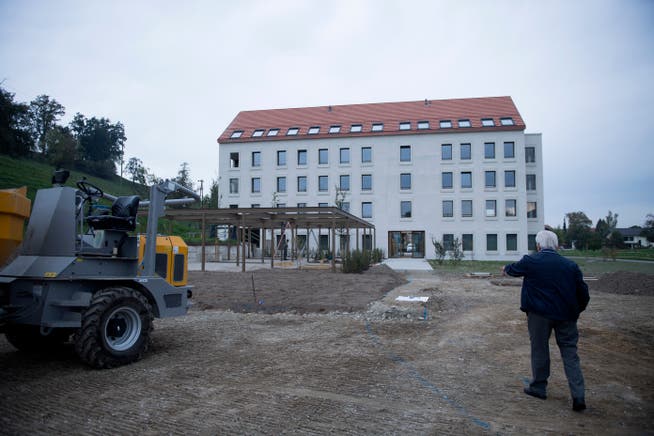Blick auf den Mühlihof, welcher der alten Steinermühle nachempfunden ist. Im Gebäude gibt es 17 Eigentumswohnungen und ein Aparthotel. (Bild: Corinne Glanzmann (Alberswil, 11. Oktober 2018))