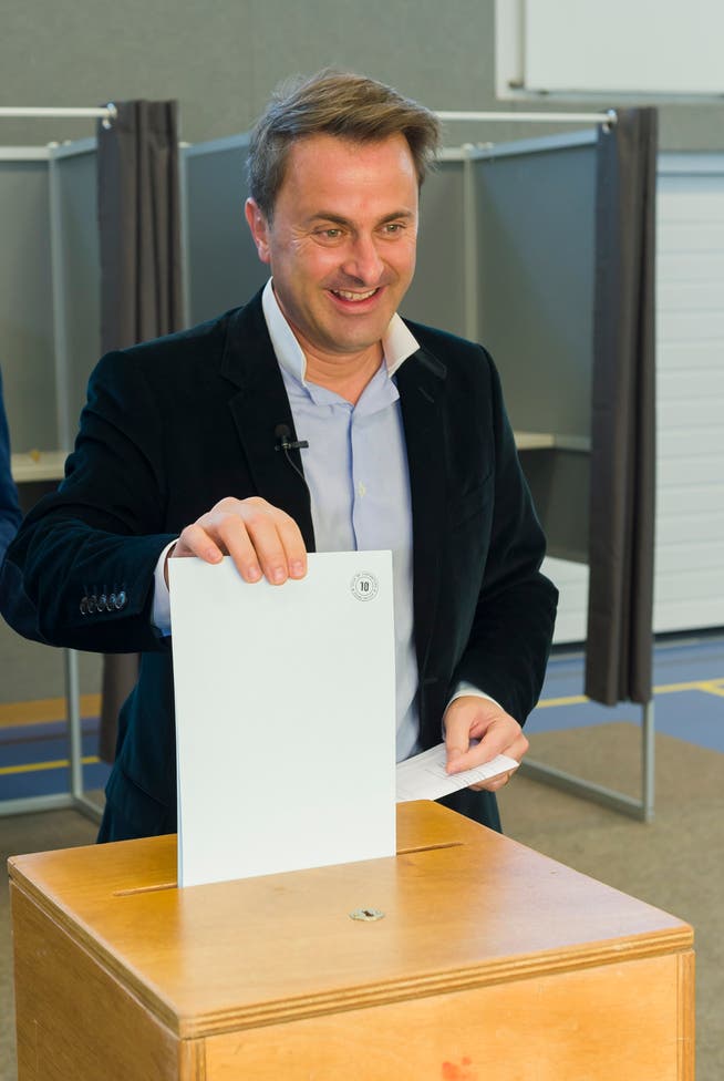 Luxemburgs Premierminister Xavier Bettel bei der Stimmabgabe. (Bild: Jean-Christophe Verhaegen/EPA (Luxemburg, 14. Oktober 2018))