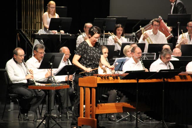 Die Marimba-Solistin Yvette Hutter überzeugte zusammen mit den Musikantinnen und Musikanten im «Marimba Concerto». (Bild: Paul Gwerder, Altdorf, 13. Oktober 2018)