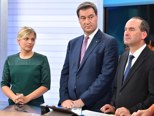 Die Spitzenkandidatin der Grünen, Katharina Schulze, der bayrische Ministerpräsident Markus Söder (CSU) und Hubert Aiwanger von den Freien Wählern. Die Grünen wurden nach Hochrechnungen mit 17,8 bis 17,9 Prozent der Stimmen zweitstärkste Kraft. (Bild: KEYSTONE/EPA POOL/LUKAS BARTH-TUTTAS / POOL)