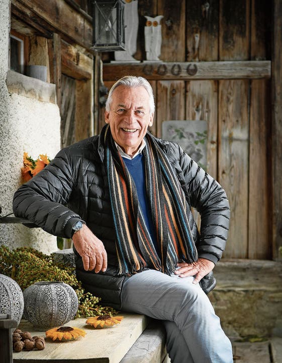 Lieber zu Hause als im Luxushotel: Pepe Lienhard, 72, vor seinem alten Bauernhaus in Frauenfeld. (Bild: Ralph Ribi (3. Oktober 2018))