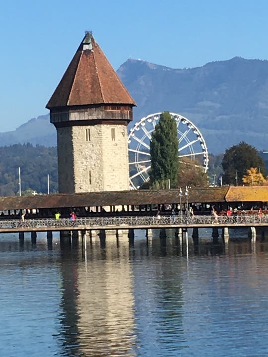 Ein wunderschöner Anblick zur Kapellbrücke mit dem Riesenrad. (Bild: Maria Mathis)