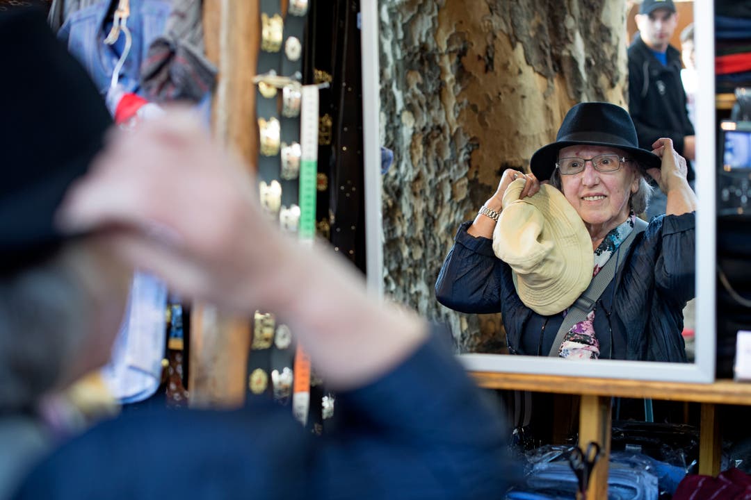Von Kleidung über Schuhpoliermaterial bis hin zu Schmuck kann man an der Määs fast alles kaufen. Theres Barmettler aus Dallenwil probiert einen Hut. (Bild: Corinne Glanzmann, 15. Oktober 2018)