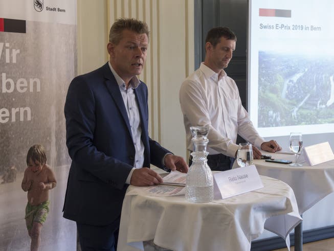 Zwei Männer im Rennfieber: Der Berner Gemeinderat Reto Nause (links) und Pascal Derron von Swiss E-Prix Operations werben in Bern für das Formel-E-Rennen vom Juni 2019. (Bild: Keystone/LUKAS LEHMANN)