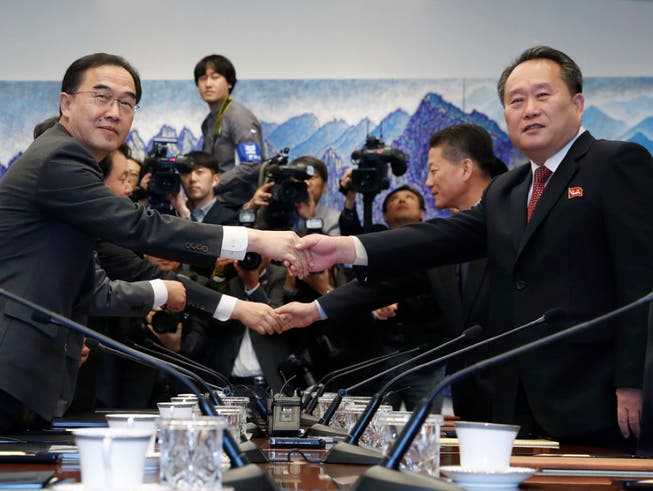Südkoreas Vereinigungsminister Cho Myoung Gyon (l.) und der nordkoreanische Vorsitzende des Komitees für die Friedliche Wiedervereinigung des Landes, Ri Son Gwon, am Montag in Panmunjom. (Bild: Keystone/EPA/YONHAP / POOL)