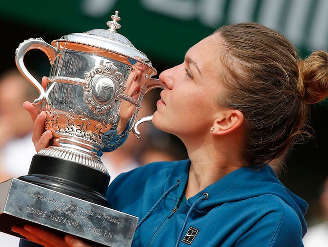 Die French-Open-Siegerin Simona Halep küsst den Pokal. (Bild: KEYSTONE/AP/MICHEL EULER)