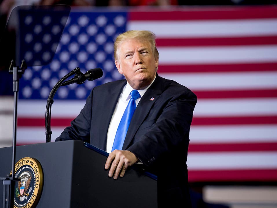 US-Präsident Donald Trump am Samstag bei einem Auftritt vor Anhängern in Richmond, Kentucky. (Bild: KEYSTONE/AP/ANDREW HARNIK)