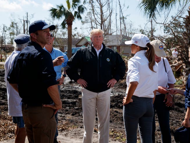 US-Präsident Donald Trump (Mitte) hat sich am Montag ein Bild von den Zerstörungen durch Hurrikan «Michael» gemacht. (Bild: KEYSTONE/AP/EVAN VUCCI)