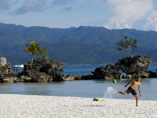 Das Reisemagazin «Condé Nest Traveler» hatte Boracay zur schönsten Insel der Welt gekürt. (Bild: Keystone/AP/AARON FAVILA)
