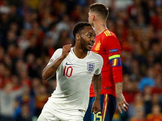 Englands Stürmer Raheem Sterling jubelt über einen seiner zwei Treffer gegen Spanien (Bild: KEYSTONE/AP/MIGUEL MORENATTI)