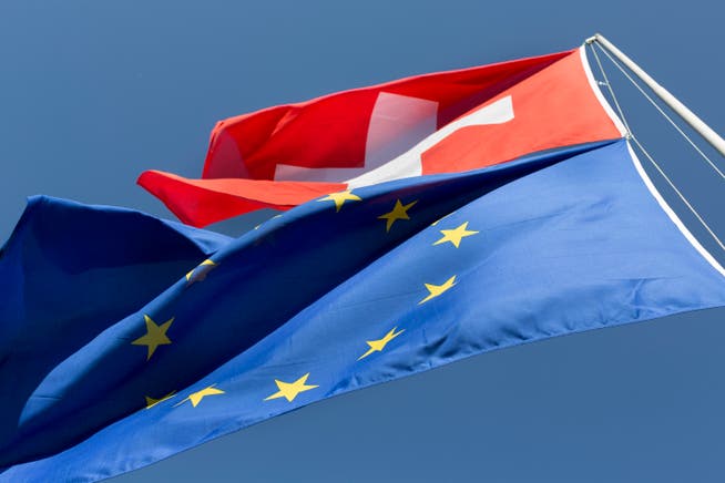 Eine gehisste EU und Schweizer Fahne flattern im Wind. (Symbolbild: Gaetan Bally/Keystone (Zürich, 18. Mai 2015))