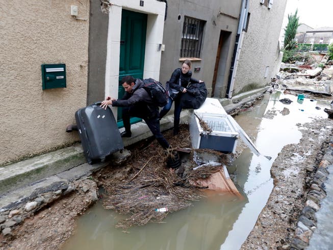 Verzweifelte Einwohner flüchten vor dem Hochwasser in Villegailhenc. (Bild: Keystone/EPA/GUILLAUME HORCAJUELO)