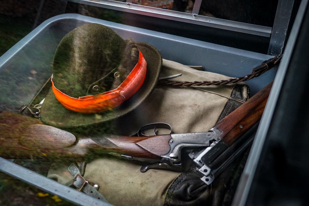Im Kofferraum eines Jägers liegen seine Utensilien für die Jagd bereit. (Bild: Sandro Büchler)