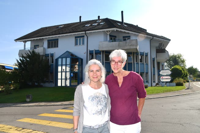 Monica Giezendanner und Katrin Gmünder stehen vor dem Gebäude an der Wuhrstrasse 2, in welchem die Beratungsstelle der Conex Familia untergebracht ist. (Bild: Manuel Nagel)