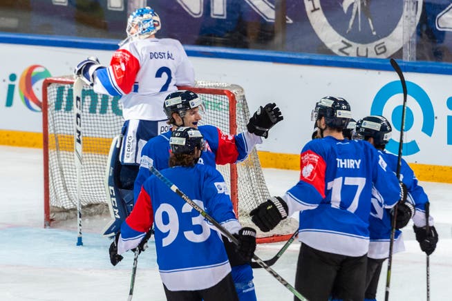 Die Zuger feiern das erste Tor des Abends im Champions-Hockey-League-Spiel gegen das tschechische Team Kometa Brünn. (Bild: Patrick Hürlimann/Keystone (Zug, 16. Oktober 2018))