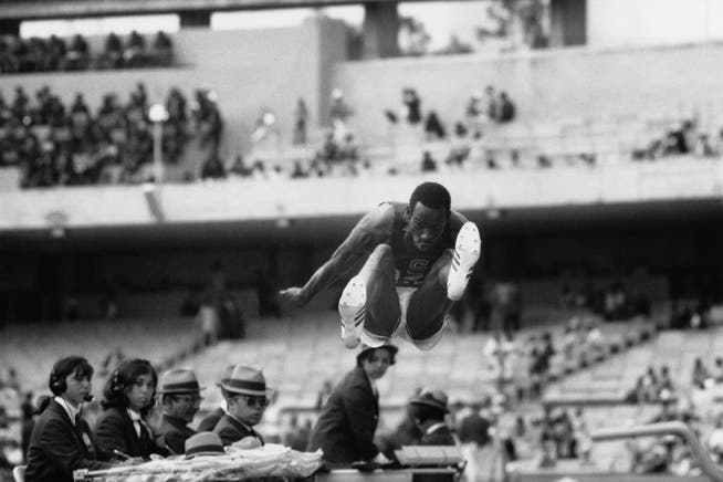 Bob Beamon bei seinem 8,90-Meter-Sprung in Mexiko-Stadt. (Bild: Douglas Miller/Keystone/Getty (18. Oktober 1968))