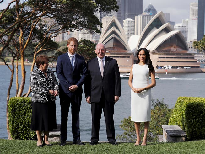 Prinz Harry und seine Frau Meghan sind am Dienstag vom britischen Generalgouverneur in Australien, Peter Cosgrove, offiziell in Sydney empfangen worden. (Bild: KEYSTONE/AP Reuters POOL/PHIL NOBLE)
