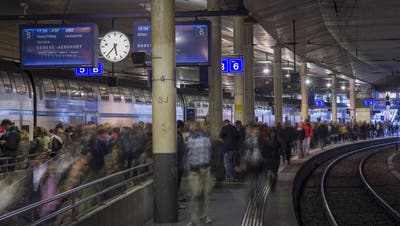 Pendlerandrang am Bahnhof Bern. (Bild: Keystone)