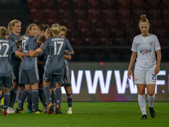 Ein Bild mit Symbolcharakter: Die Spielerinnen auch München jubeln, die Zürcherinnen müssen eine Niederlage hinnehmen. (Bild: KEYSTONE/PATRICK B. KRAEMER)